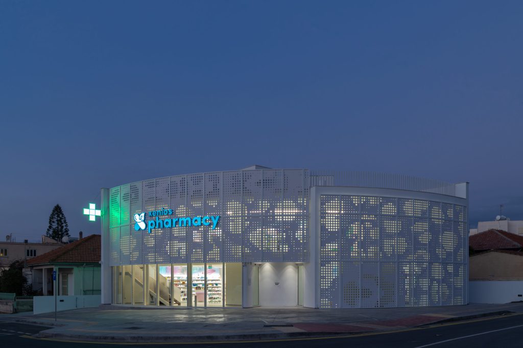 Design e arredo per farmacie: interno moderno della Farmacia Xenios Xenofontos