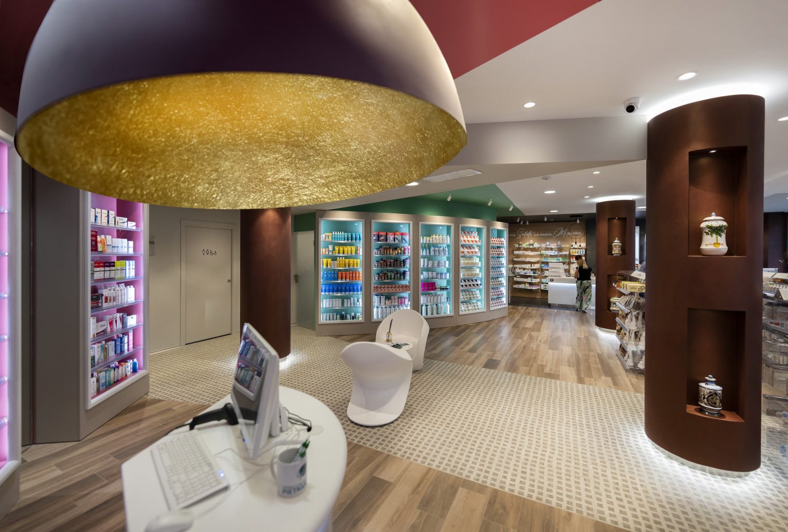 Interno farmacia moderna con arredamento rinnovato grazie al credito d’imposta ZES 2025 nel Mezzogiorno