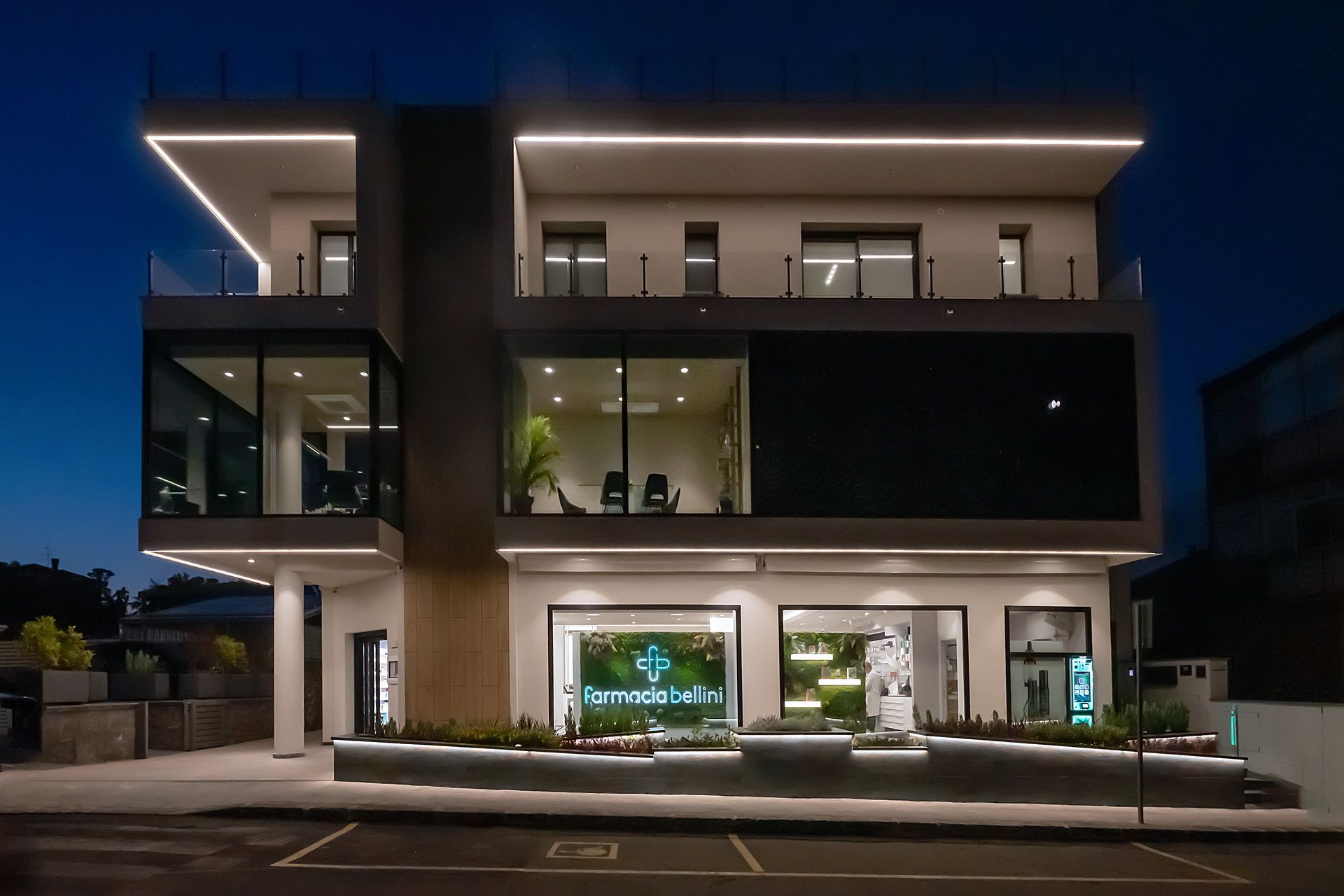 farmacia-bellini-vista-notturna-design-luminoso-sartoretto-verna