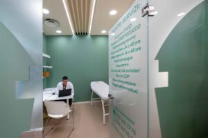 Sala servizi con cabina riservata per consulenze e prestazioni sanitarie