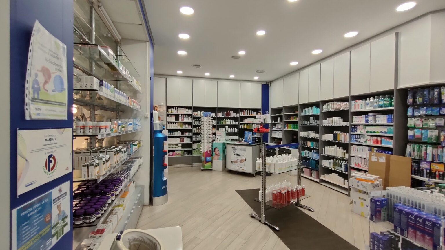 Farmacia tradizionale con layout datato e organizzazione degli spazi non ottimizzata