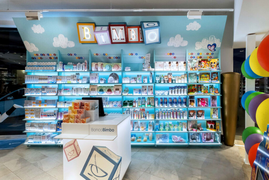 Banco bimbo con esposizione tematica e offerta completa per la prima infanzia