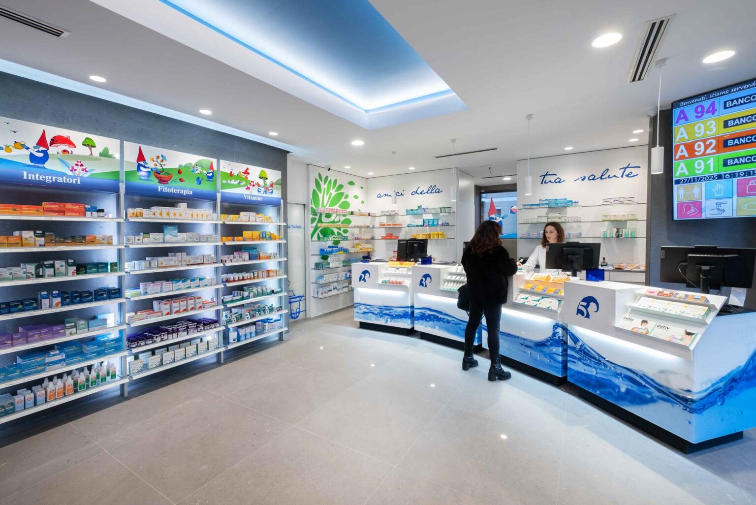 Banco farmacia moderno con organizzazione categorie e servizio cliente