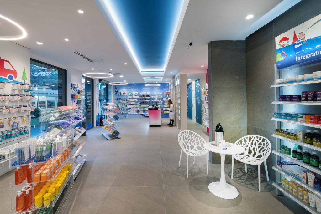 Spazio farmacia con esposizione igiene e area consulenza centrale