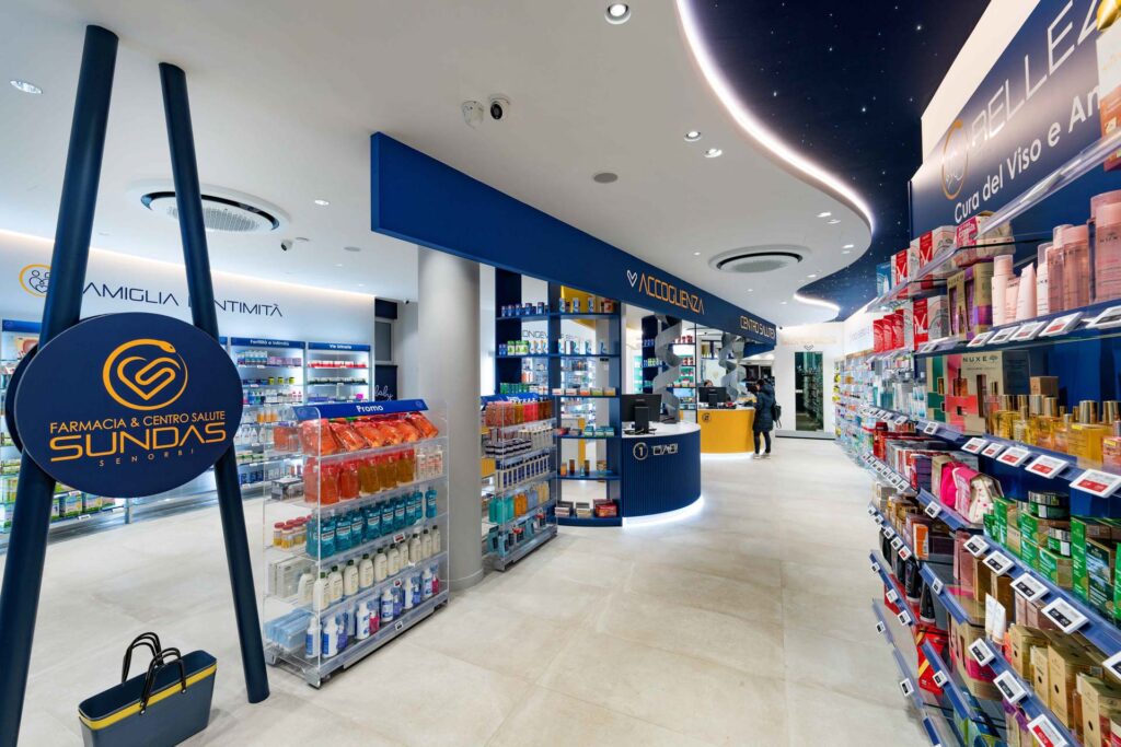 Vista generale della farmacia con integrazione tra area vendita, servizi e percorsi esperienziali
