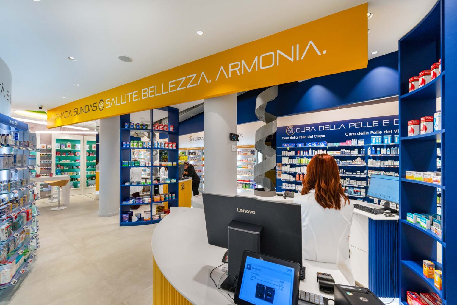 Vista operativa del banco con interazione tra farmacista e cliente in un ambiente progettato