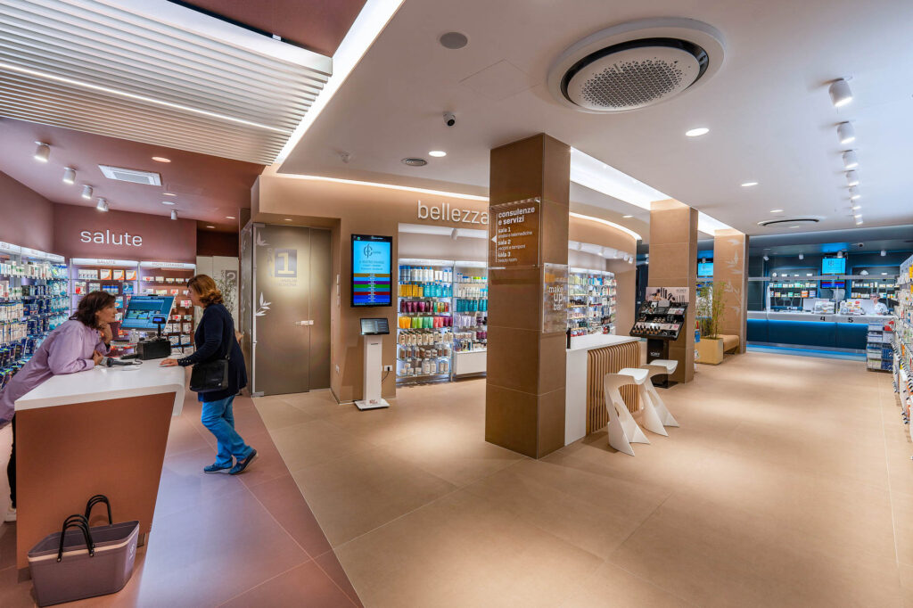 Area salute e servizi della Farmacia San Leo a Reggio Calabria con sala analisi e reparto igiene integrati nel percorso cliente.