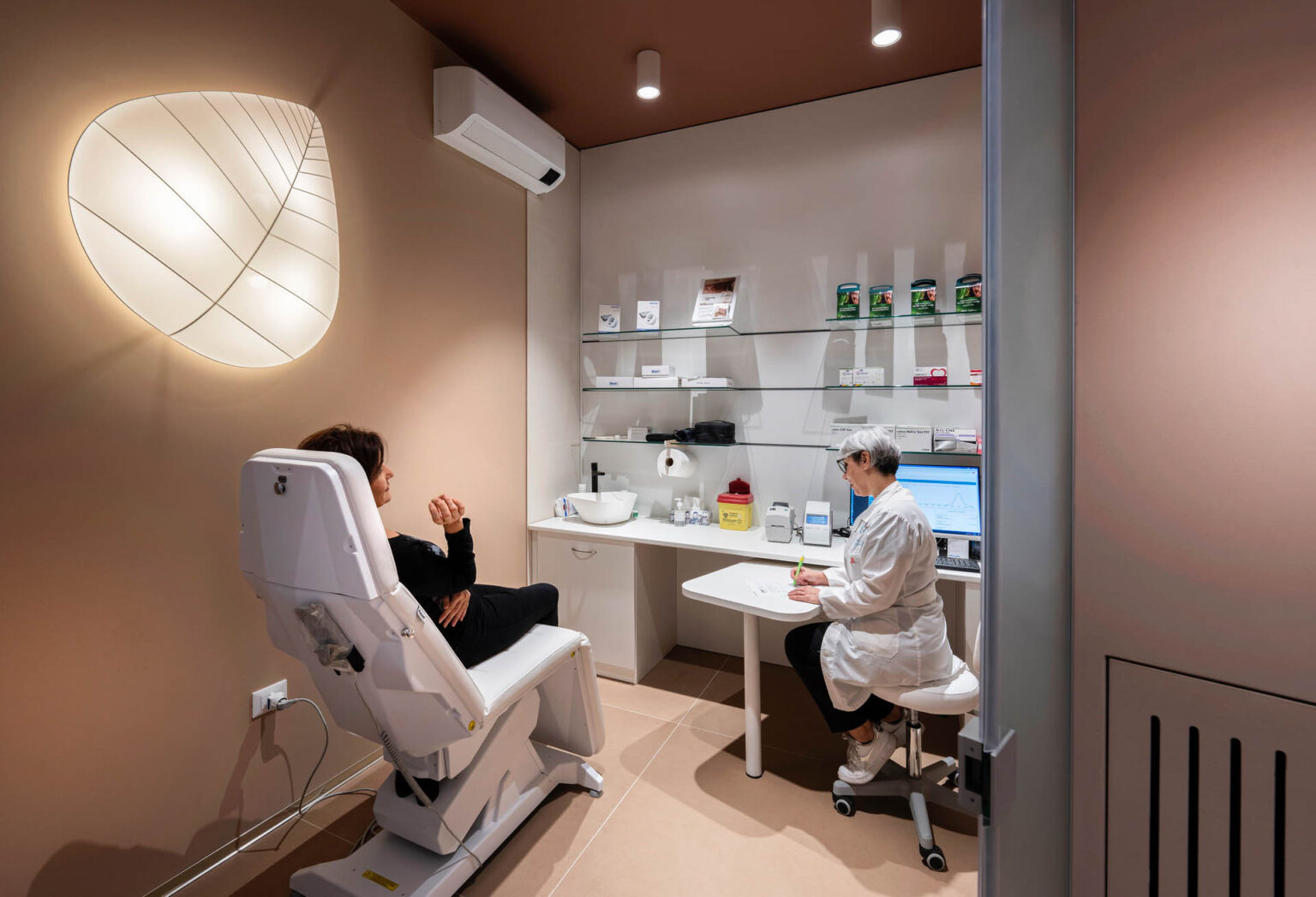 Cabina dedicata ai servizi professionali e alle consulenze sanitarie nella Farmacia San Leo progettata da Sartoretto Verna.