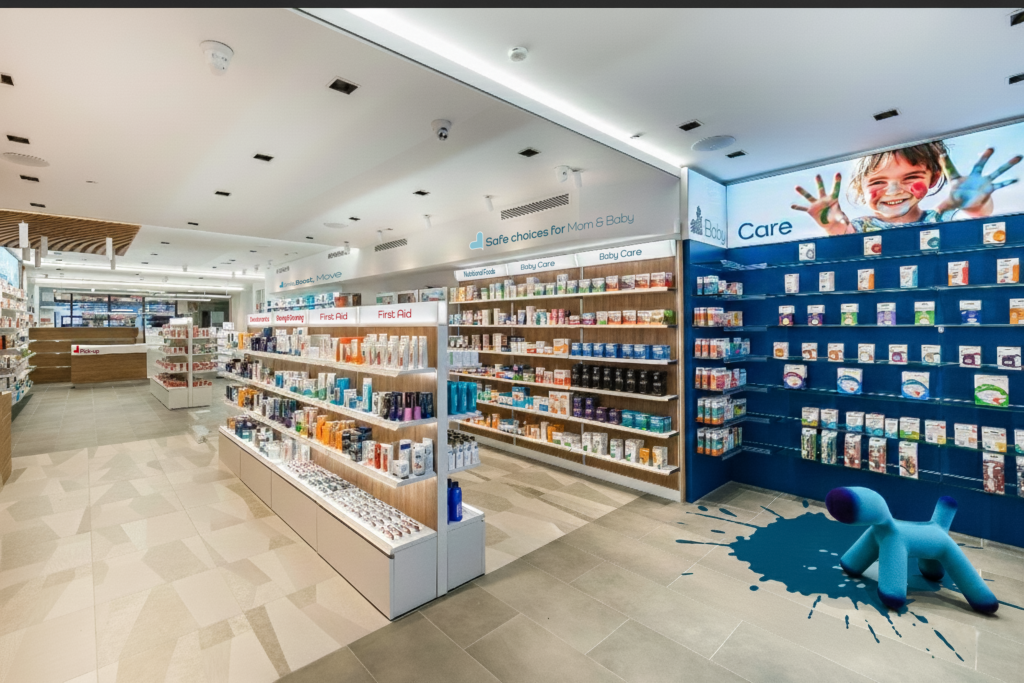 Progettazione farmacia a Brooklyn per Tribeca Pharmacy con area baby care, scaffali luminosi e percorso retail.